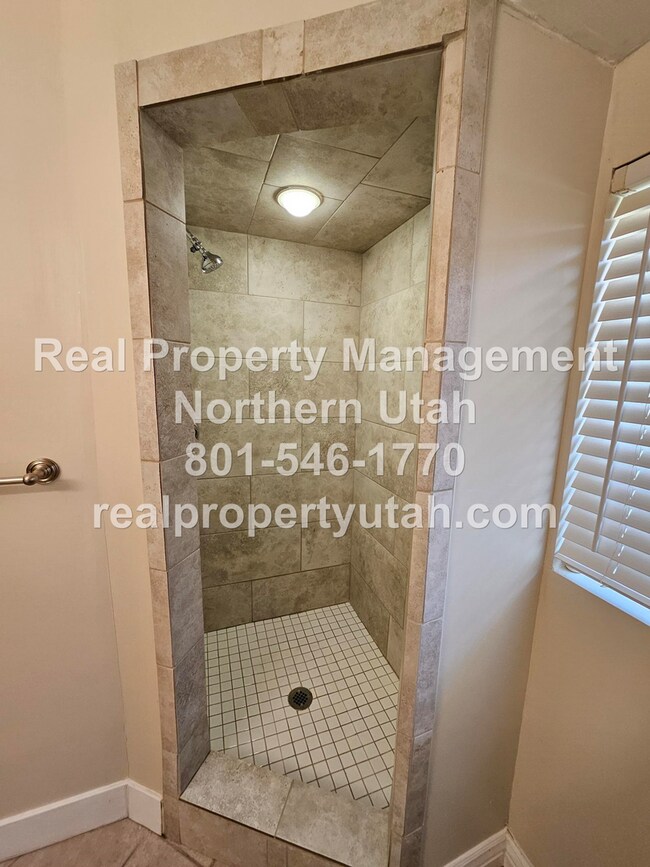 Building Photo - Stunning 4 Bedroom 3 Bath Syracuse Home