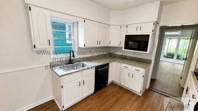Building Photo - Spacious Home in Oak Park SW