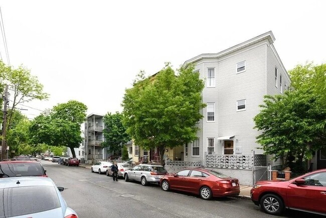 Building Photo - 469 Windsor St
