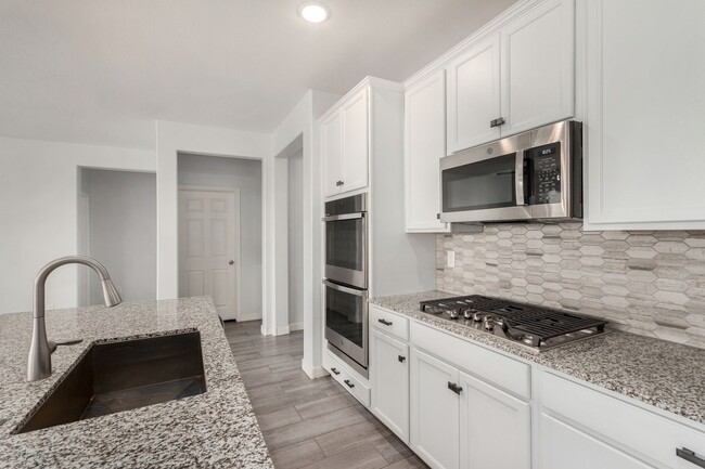 Building Photo - Move-In Ready Home with Verrado Amenities!