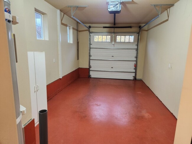 Building Photo - Very nice 2 bed, 2 bath, 1 car garage in S...