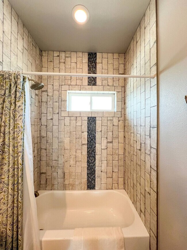 Building Photo - 4037 Summit Dr