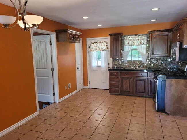 Building Photo - 1107 Devereaux St