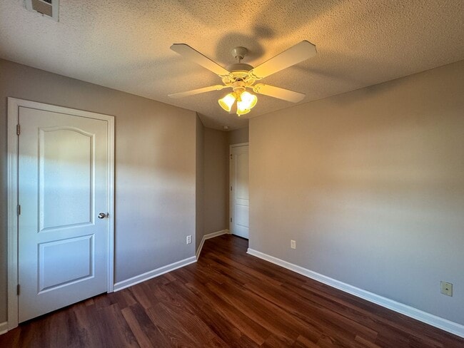 Building Photo - Beautiful 4 Bed 2.5 Bath Home with Fenced Backyard