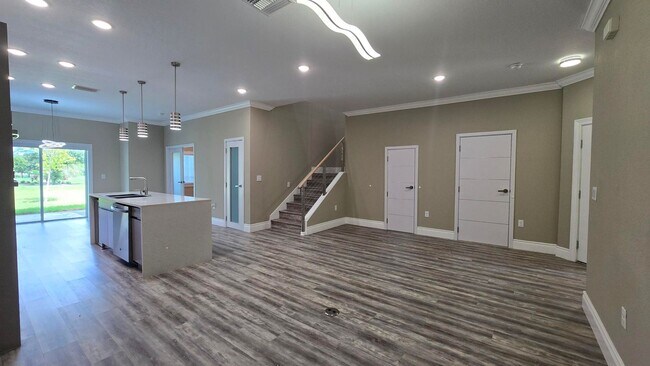 Building Photo - Beautiful and Modern 4 bed 3.5 Bath Townho...