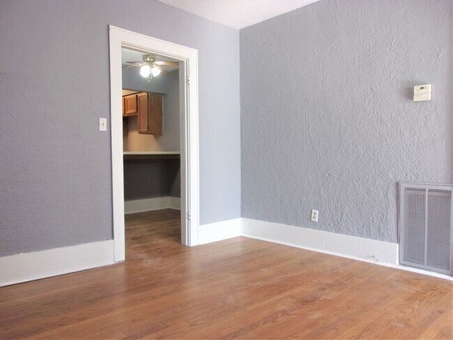 Building Photo - 1 BED 1 BATH 1 CAR DETACHED GARAGE CRESTWO...