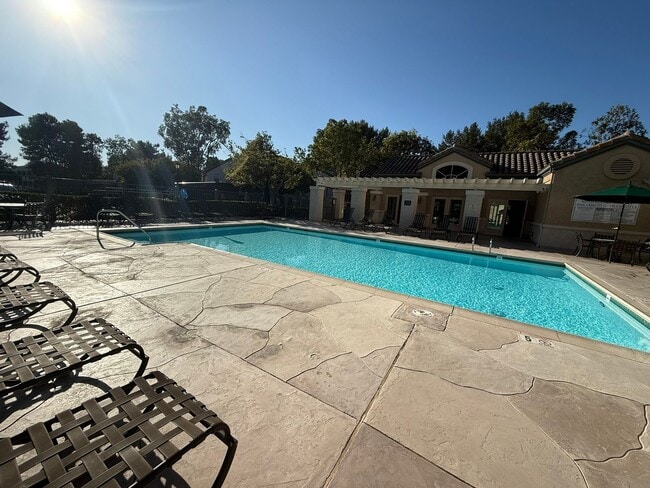 Building Photo - 1BR/1BA Condo w/ ASSIGNED PARKING for rent near Del Mar AVAILABLE NOW!