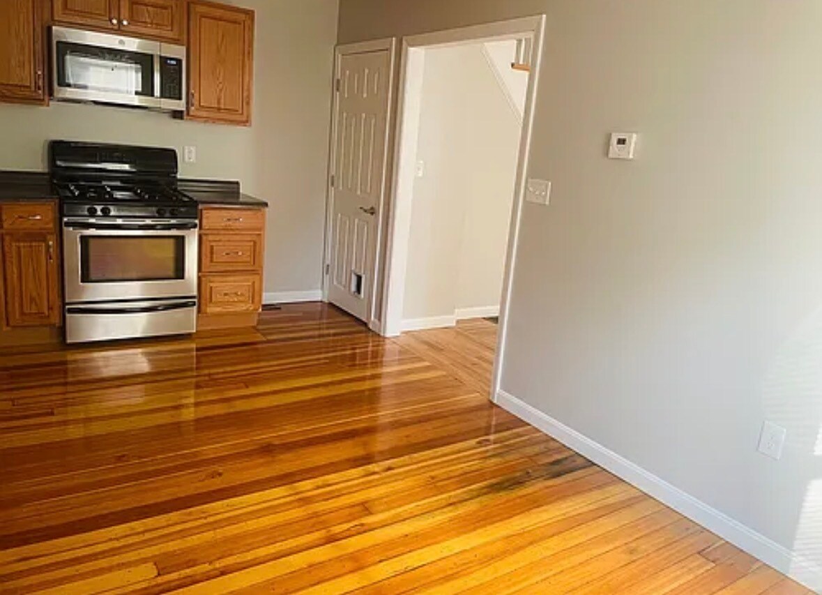 Building Photo - 10 Bradford St