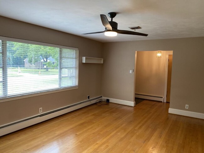 Building Photo - 2304 Lakewood Ln