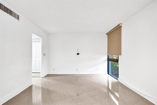 Building Photo - 20400 W Country Club Dr