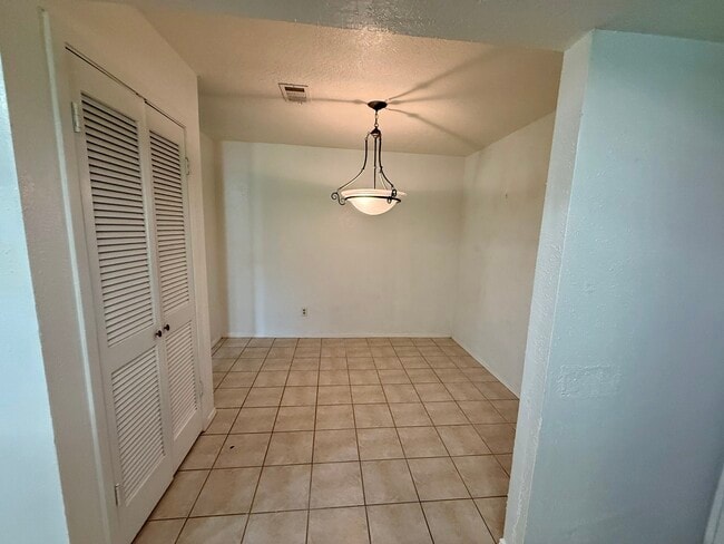 Building Photo - 9407 Pinole Ln