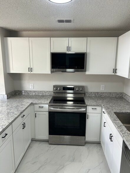 Building Photo - 12219 Armenia Gables Cir