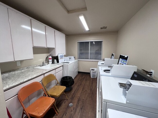 Building Photo - N201 One Bedroom Apartment UTILITIES INCLUDED - Gemstone Properties