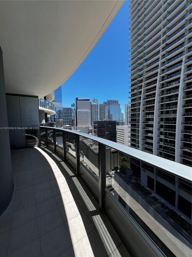 Building Photo - 1000 Brickell Plaza