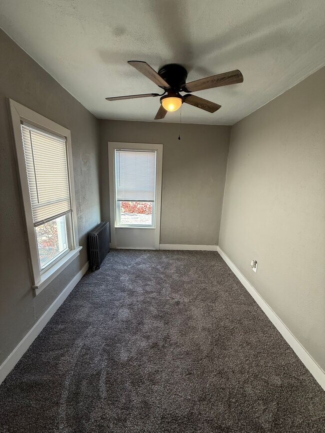 Building Photo - 519 Roup St