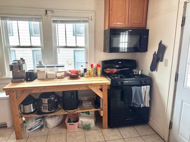 Building Photo - 6BR/2.5BA Prime Location Next to Camp Randall
