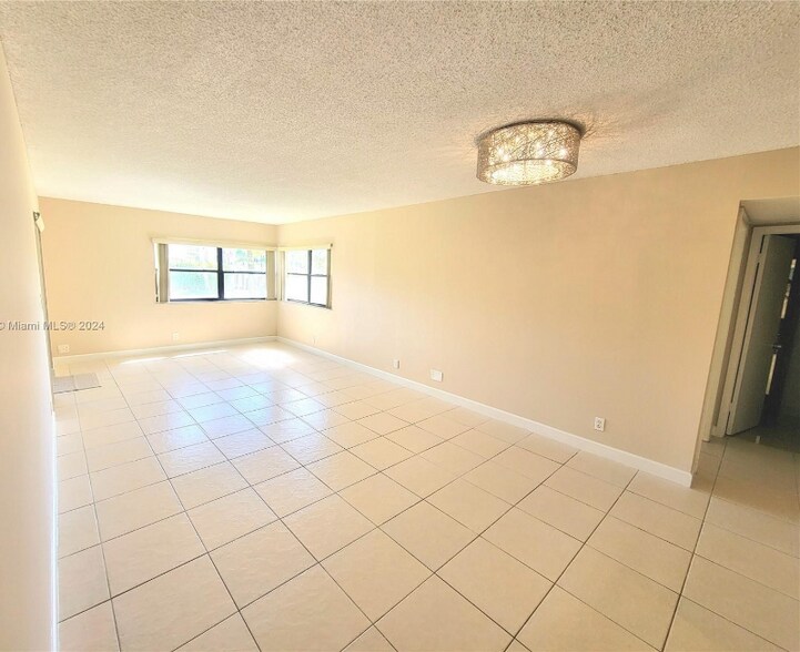 Building Photo - 210 Lakeview Dr