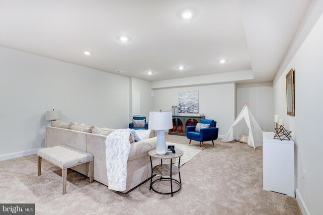 Building Photo - 6547 Clubhouse Dr