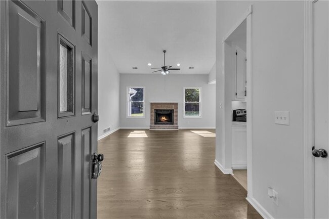 Building Photo - 250 Meadow View Dr