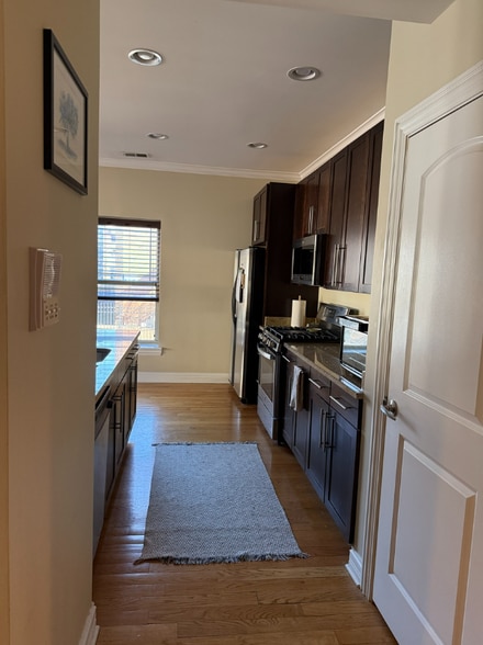 Building Photo - 1215 W Sunnyside Ave