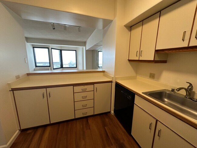 Building Photo - 1 Bed 1 Bathroom Condo Available View of W...