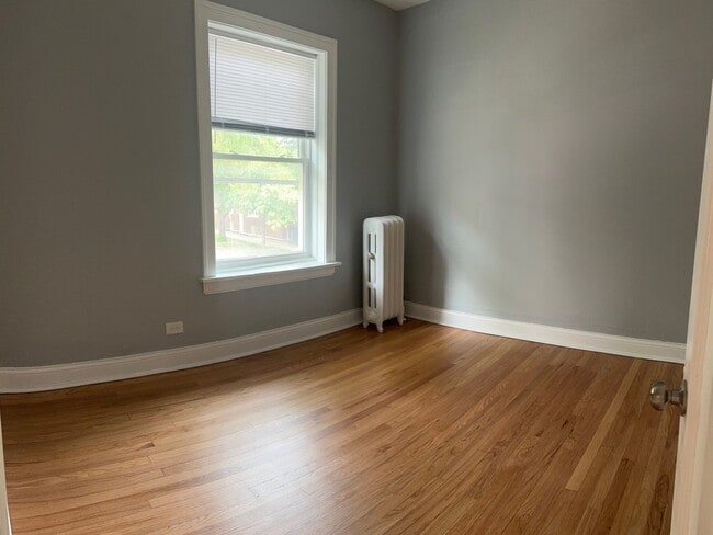 Building Photo - 2422 N Kilbourn Ave