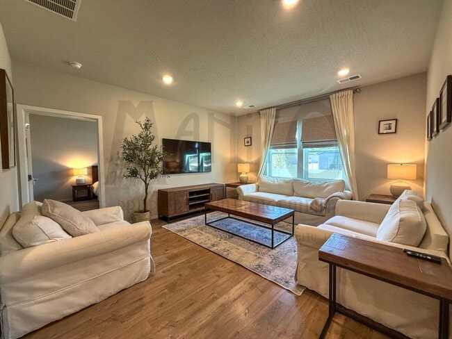 Building Photo - Stunning Windhaven Home