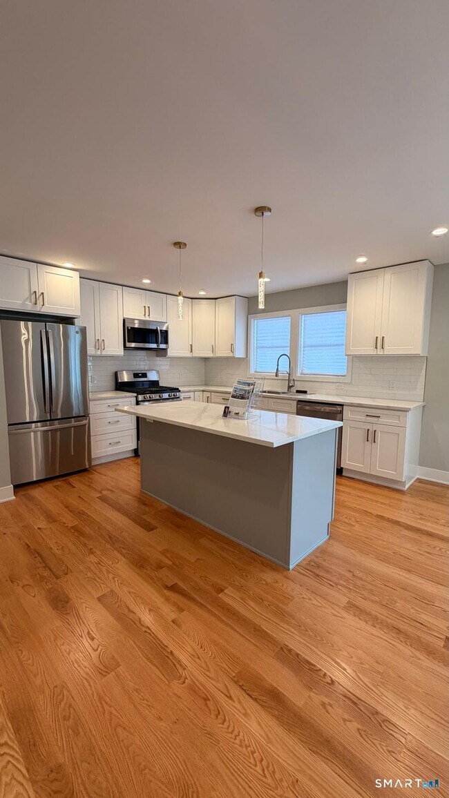 Building Photo - 20 Bouton St