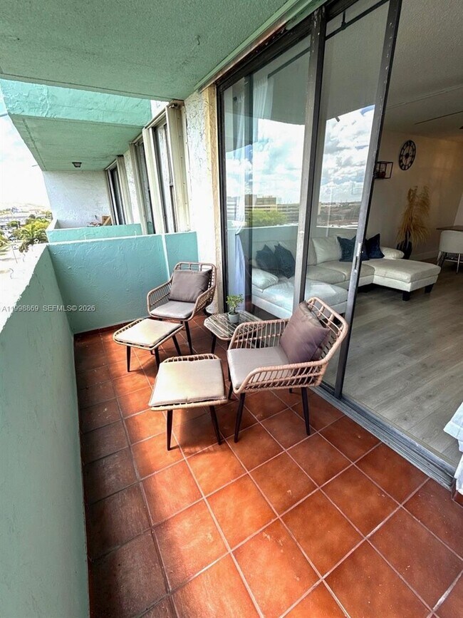 Building Photo - 1825 W 44th Pl