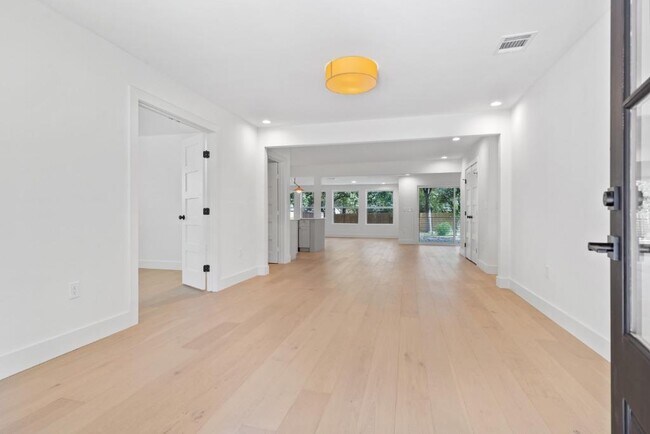 Building Photo - 1520 Villanova Dr