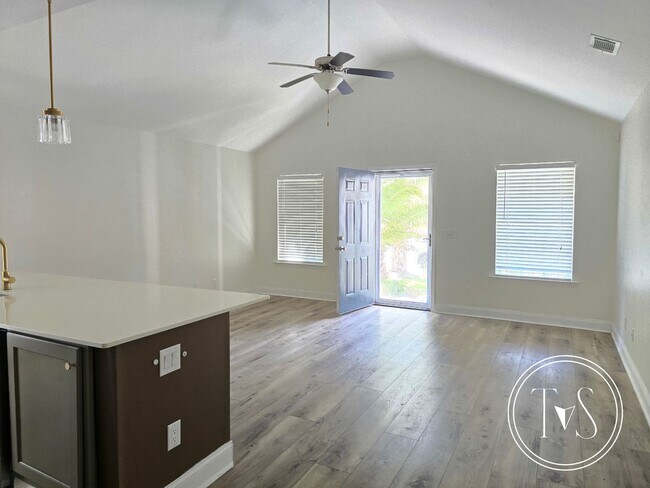 Building Photo - 17 Ristona Dr