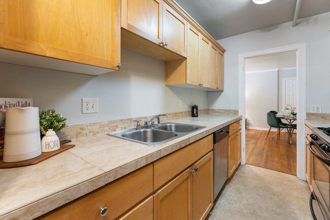 Building Photo - Bright 1 Bed condo in Kerns Neighborhood o...