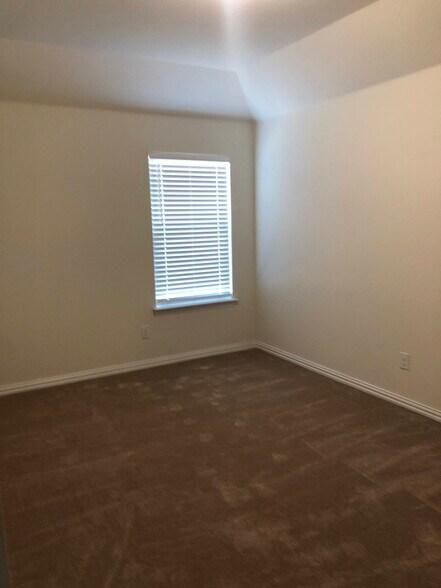 spacious bedrooms - 6214 Heron Dr