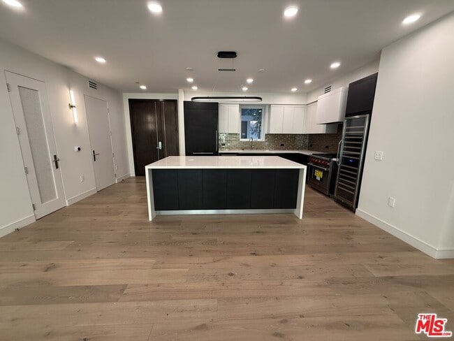 Building Photo - 505 S Barrington Ave