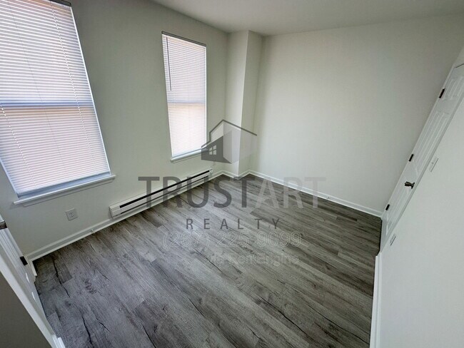 Building Photo - 2153 W Grange Ave