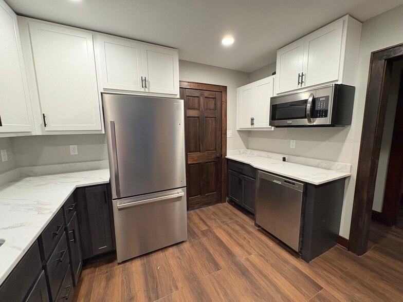 Showing unit entrance via hallway - 861 S 75th St