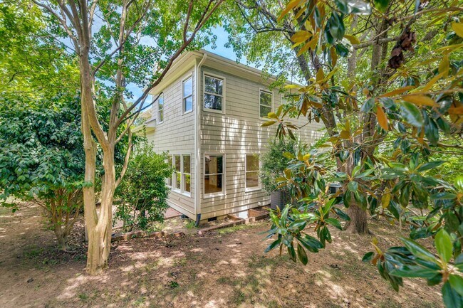 Building Photo - Light filled 2 bed, 2.5 bath townhome with garage minutes from UNC