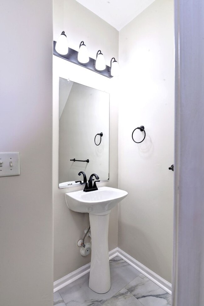 Building Photo - 130 Ellis Dr