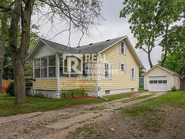 Building Photo - Cozy 2-Bedroom Near WMU & Downtown Kalamazoo!