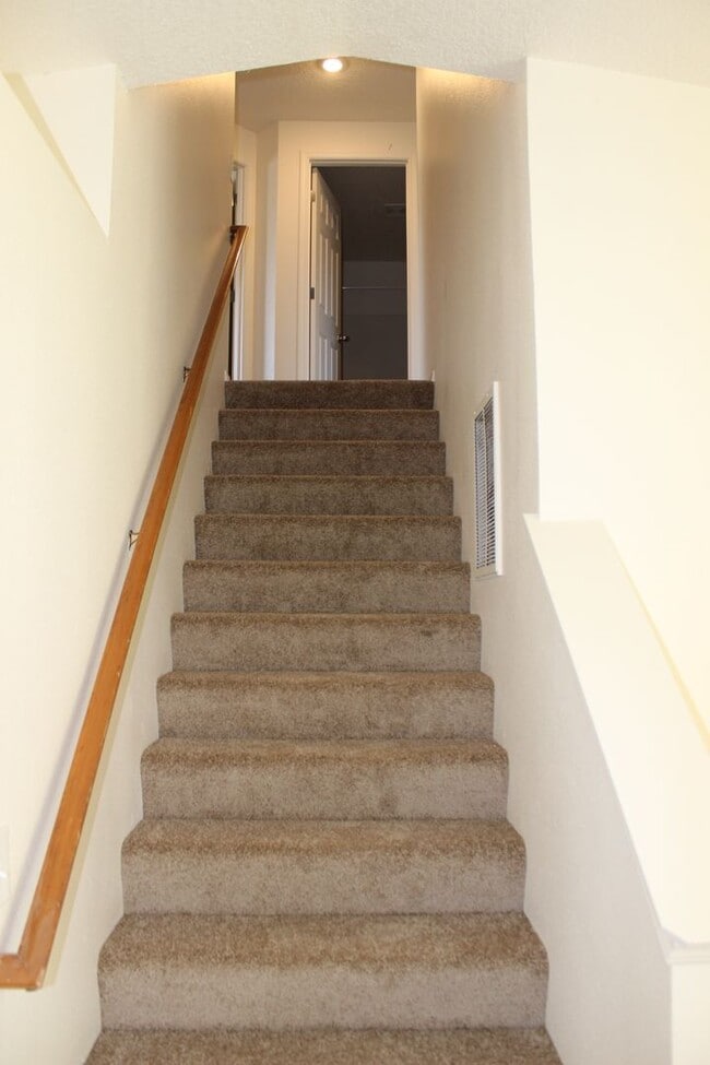 Building Photo - 4 BR, 2 1/2 BA home with fenced yard.