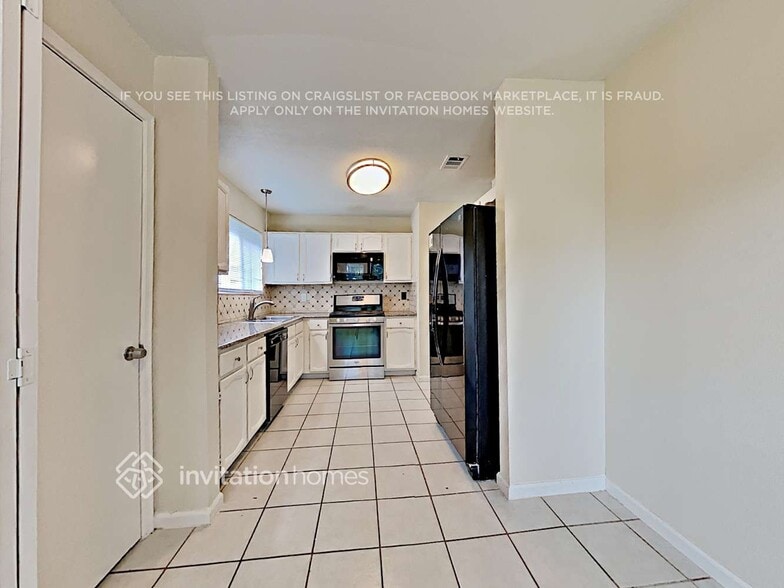 Building Photo - 5005 Colonial Dr