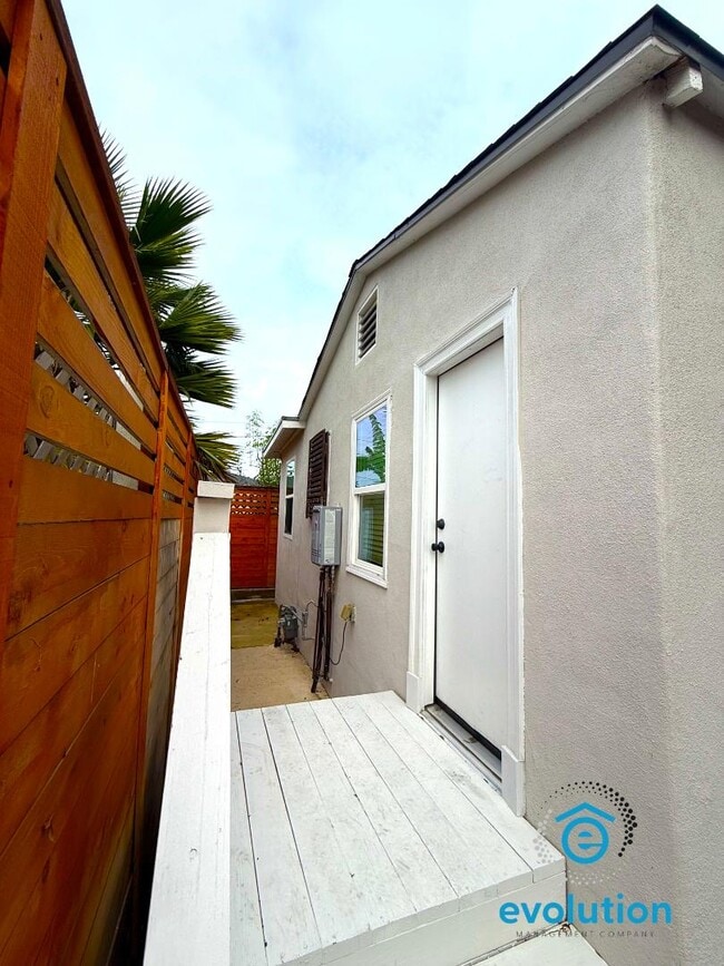 Building Photo - 4064 Laverne Pl