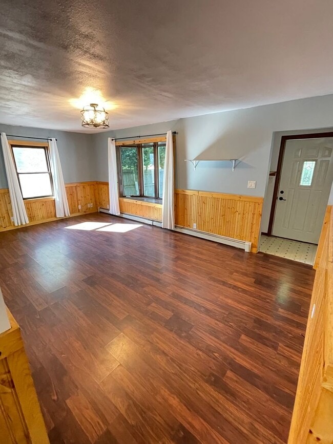 Building Photo - AVAILABLE NOW - 2 Bedroom, 1 Bath Two Harb...