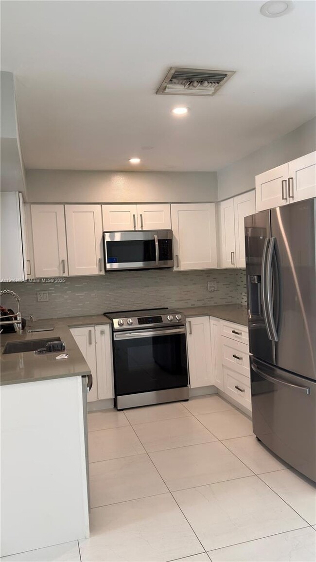 Building Photo - 1577 NE 48th Ct