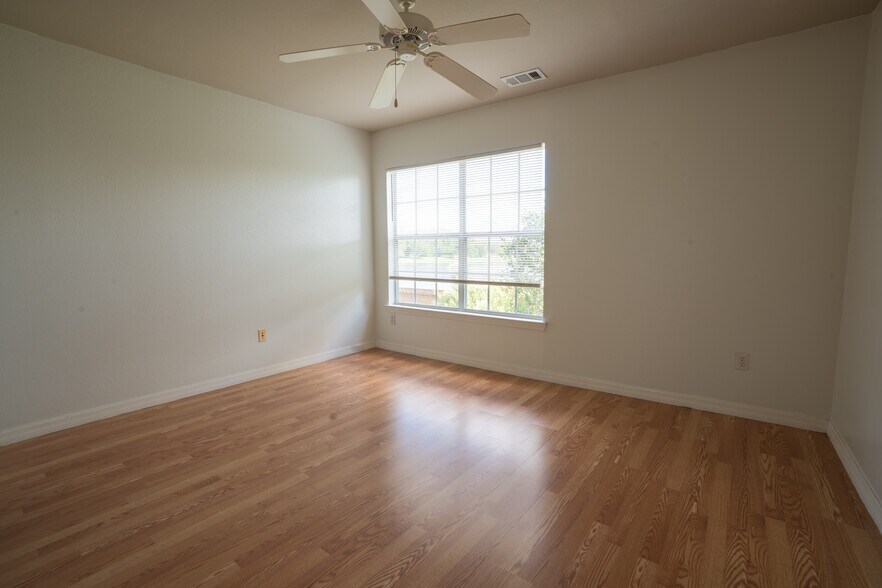 Building Photo - 9053 Lee Vista Blvd