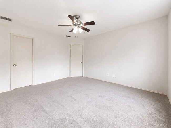 Building Photo - 2374 Somerset Dr