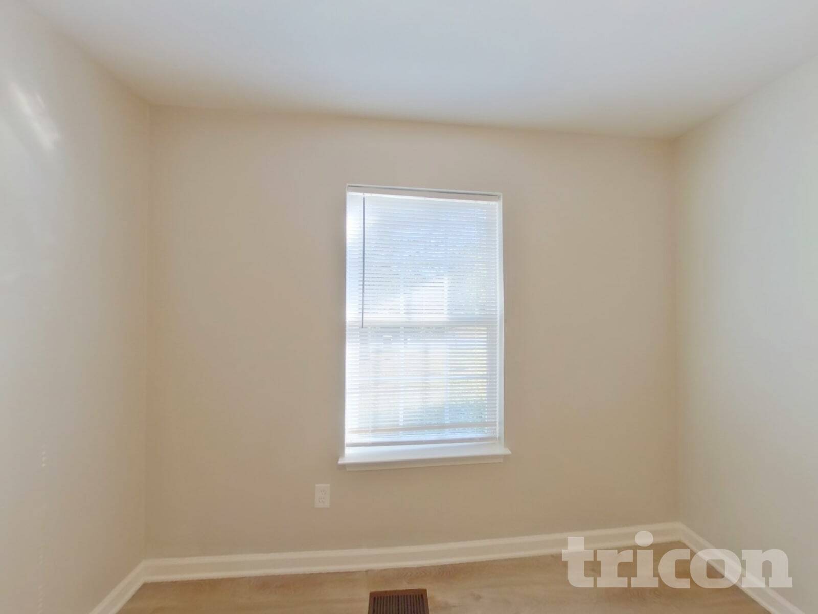 Building Photo - 1585 Kingston Dr