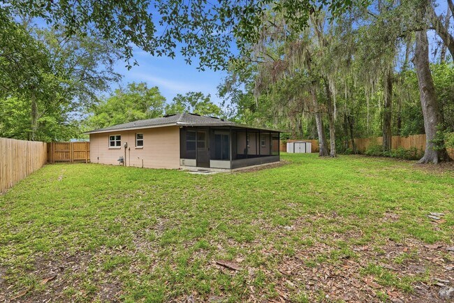 Building Photo - Roomy 3 bedroom 2 bath with great fenced yard