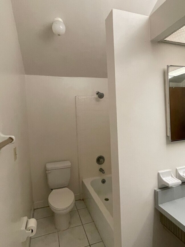 Building Photo - 2-bedroom, 2-bathroom townhouse in Las Pampas