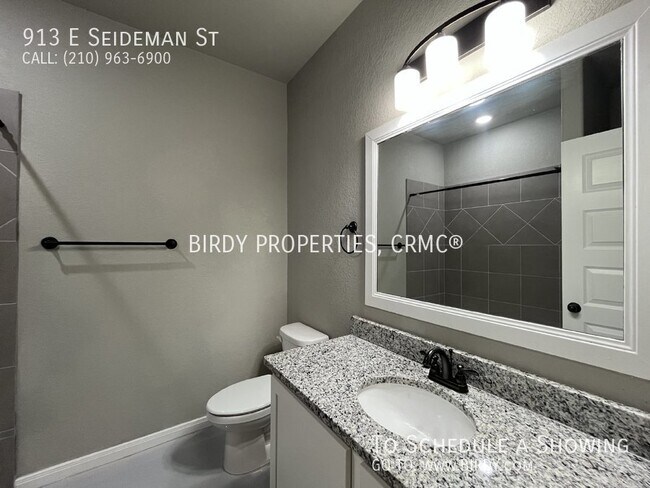 Building Photo - 913 E Seidemann St